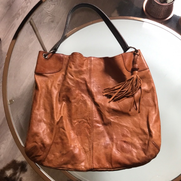 Banana Republic Handbags - Tan leather slouchy shoulder bag